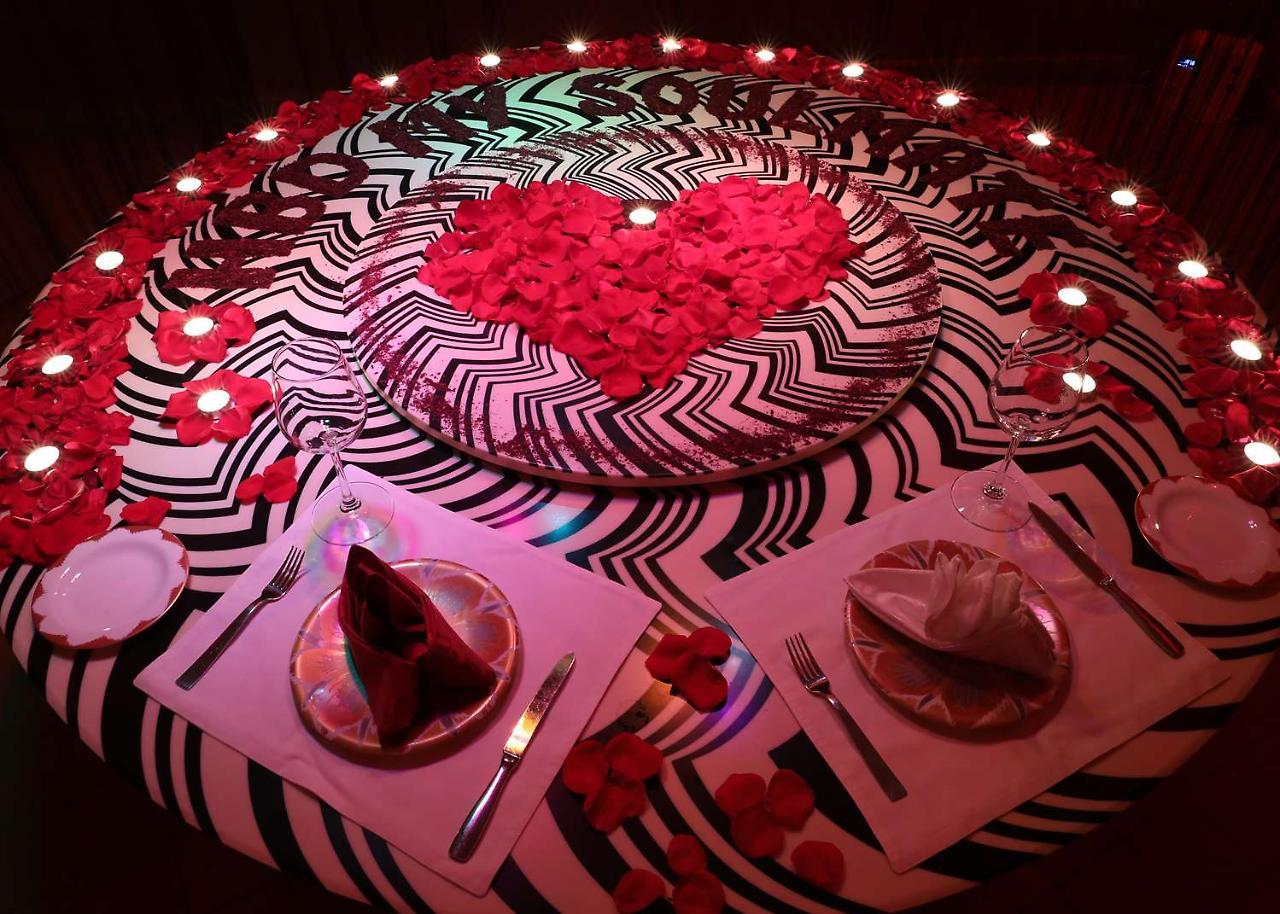 Symphony Style Hotel Kuwait Salmiya المظهر الخارجي الصورة A table at the restaurant