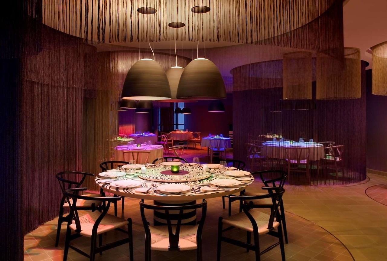 Symphony Style Hotel Kuwait Salmiya المطعم الصورة The interior of the restaurant