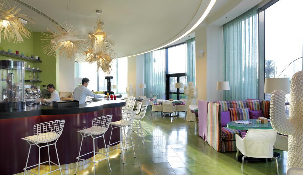 Symphony Style Hotel Kuwait Salmiya المظهر الخارجي الصورة The bar at the Standard East Village