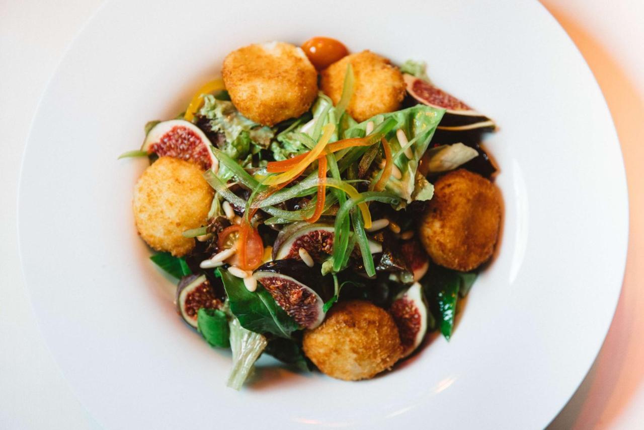Symphony Style Hotel Kuwait Salmiya المظهر الخارجي الصورة A salad with figs and goat's cheese