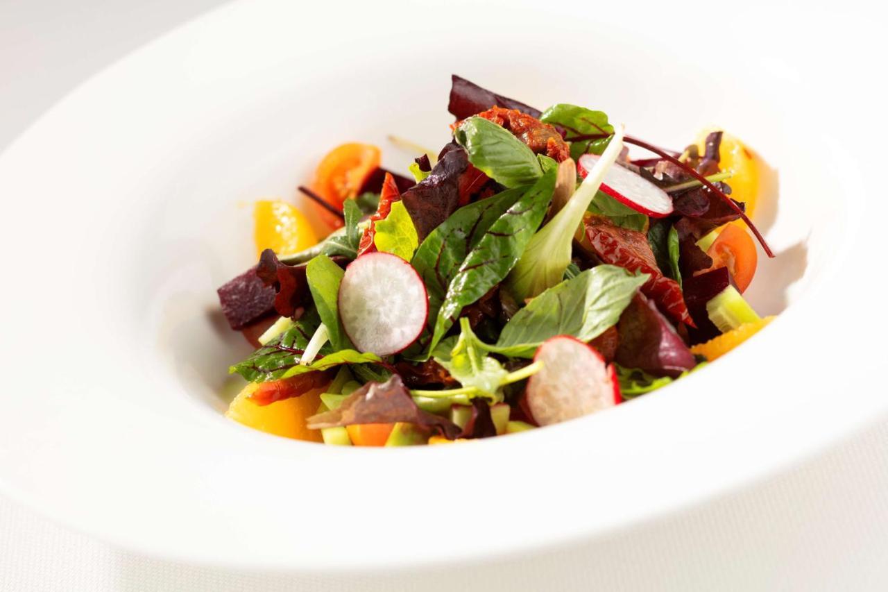 Symphony Style Hotel Kuwait Salmiya المظهر الخارجي الصورة A salad of mixed greens