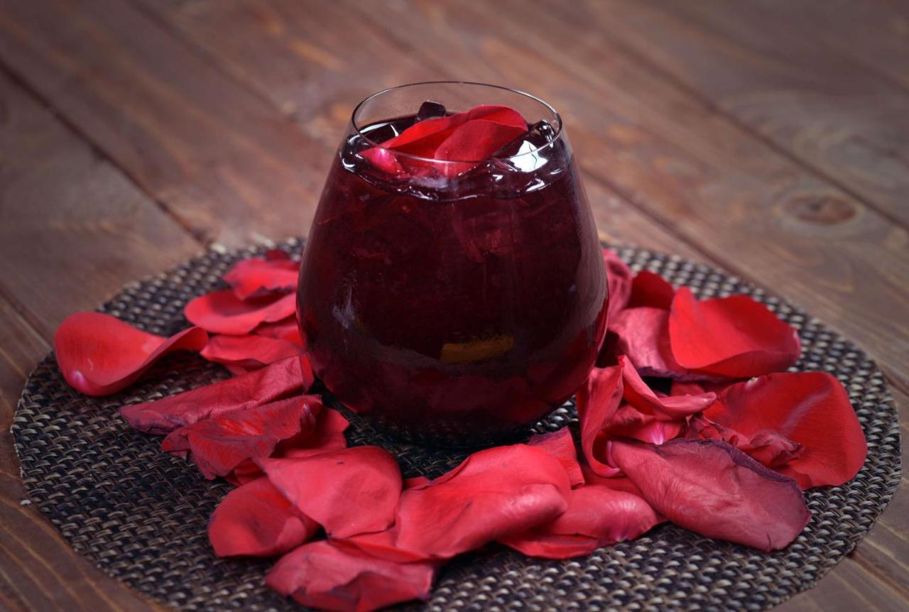 Symphony Style Hotel Kuwait Salmiya المظهر الخارجي الصورة A glass of pomegranate juice