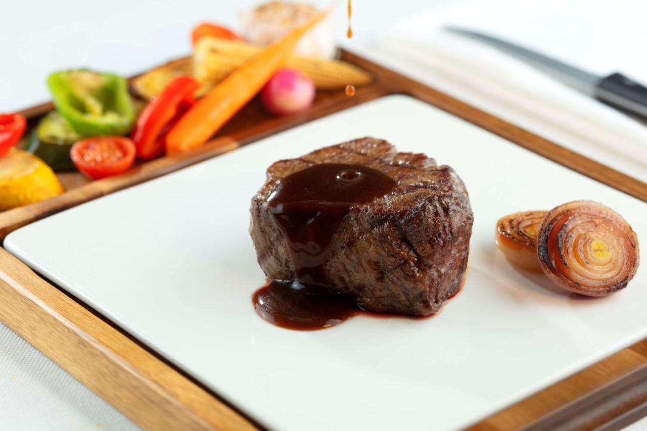 Symphony Style Hotel Kuwait Salmiya المظهر الخارجي الصورة A steak with sauce